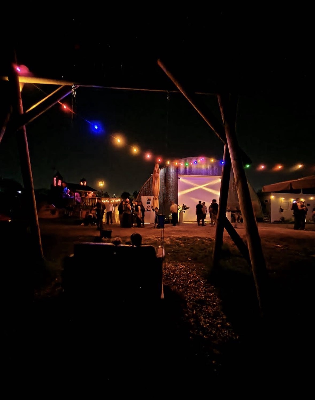 De Fik Garden met bezoekers en gekleurde lampjes in de nacht