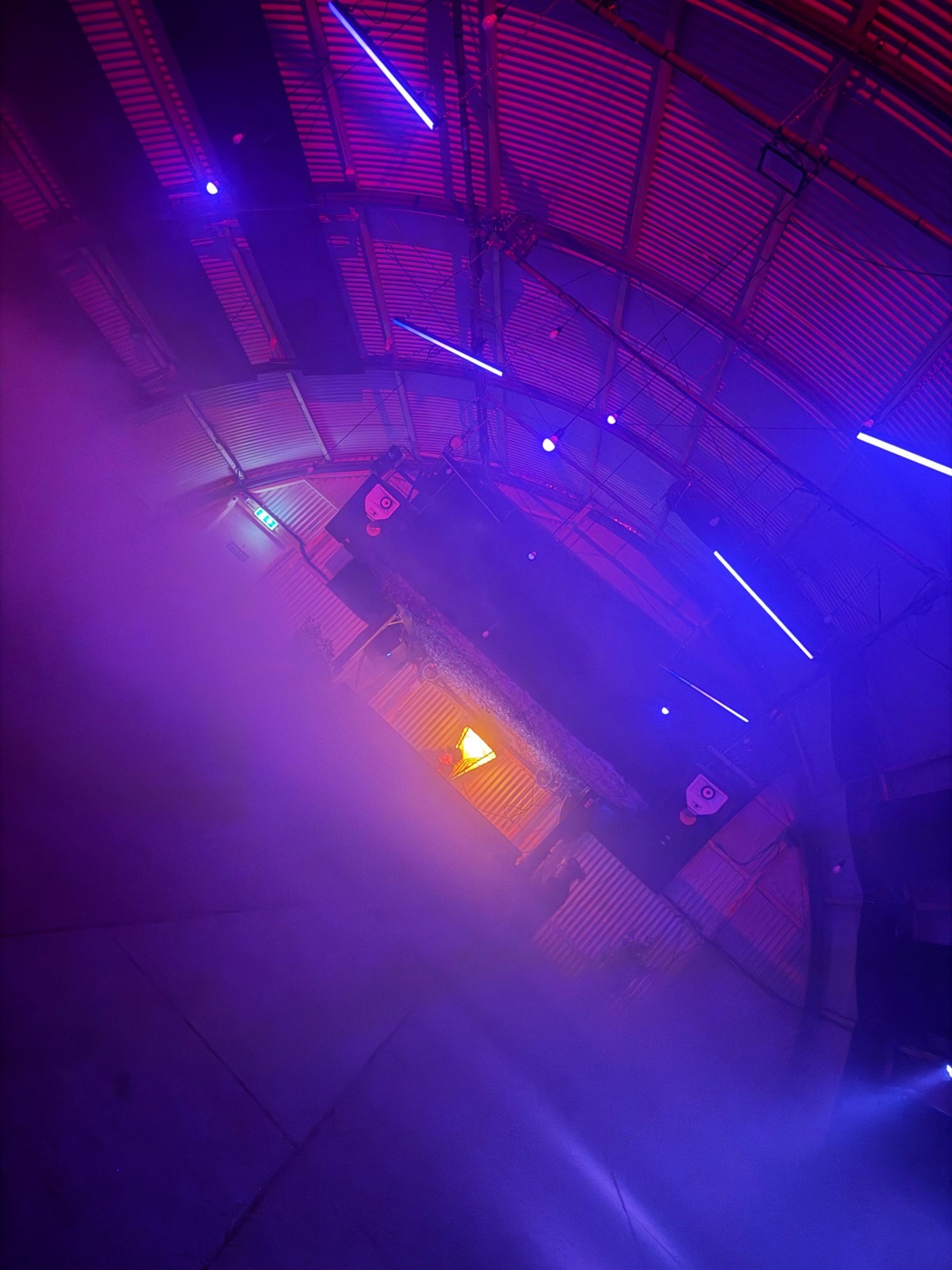 Paarse en blauwe lichtbanen door de rook in de hal