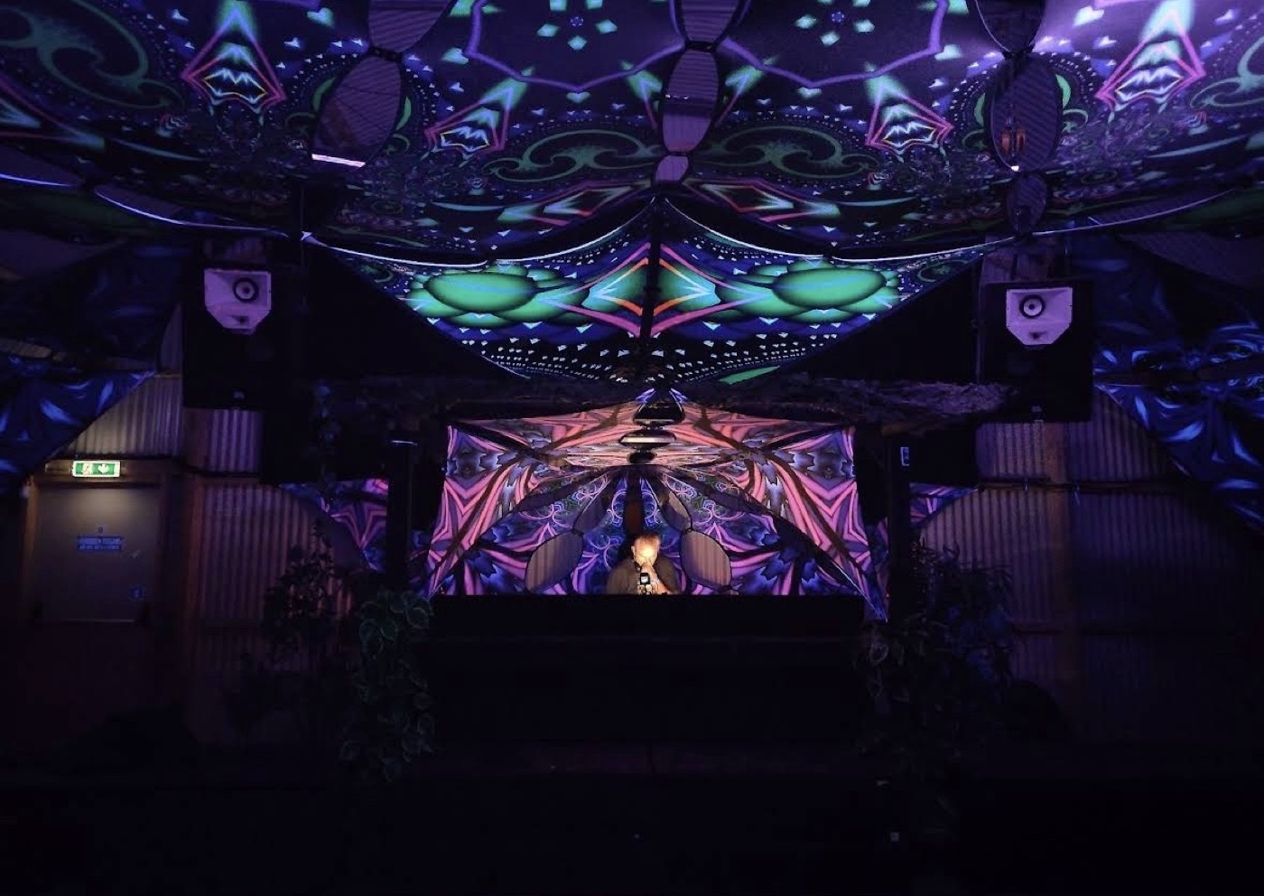 De DJ achter de booth tussen kleurrijke projecties