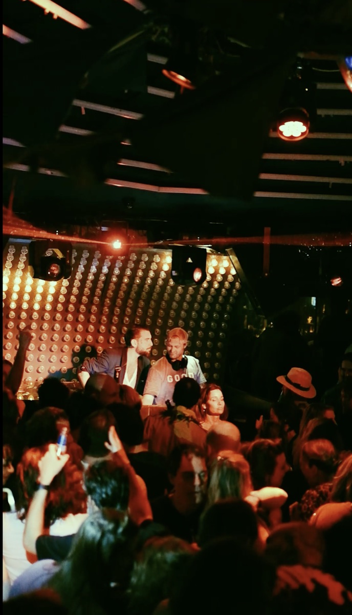 Een volle dansvloer bij de DJ-booth tijdens INTO THE HILLS