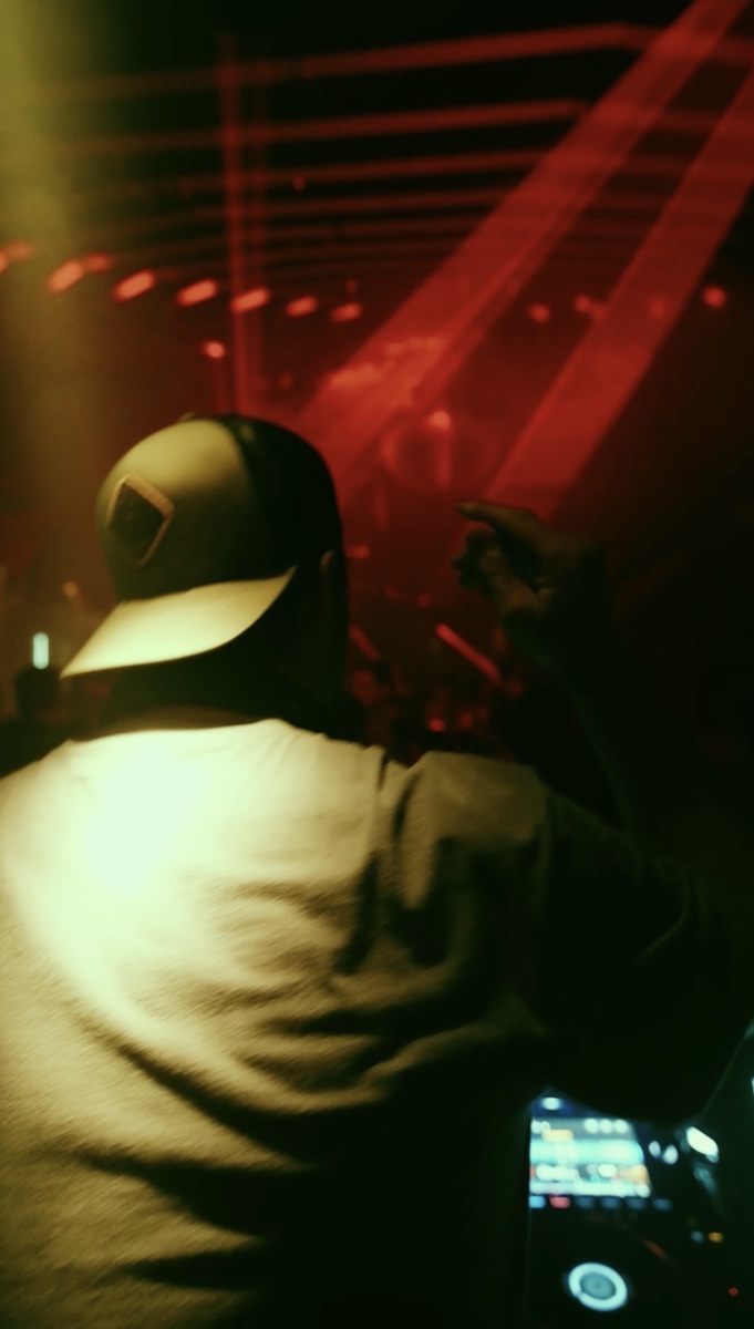 DJ aan het werk in rood en geel licht