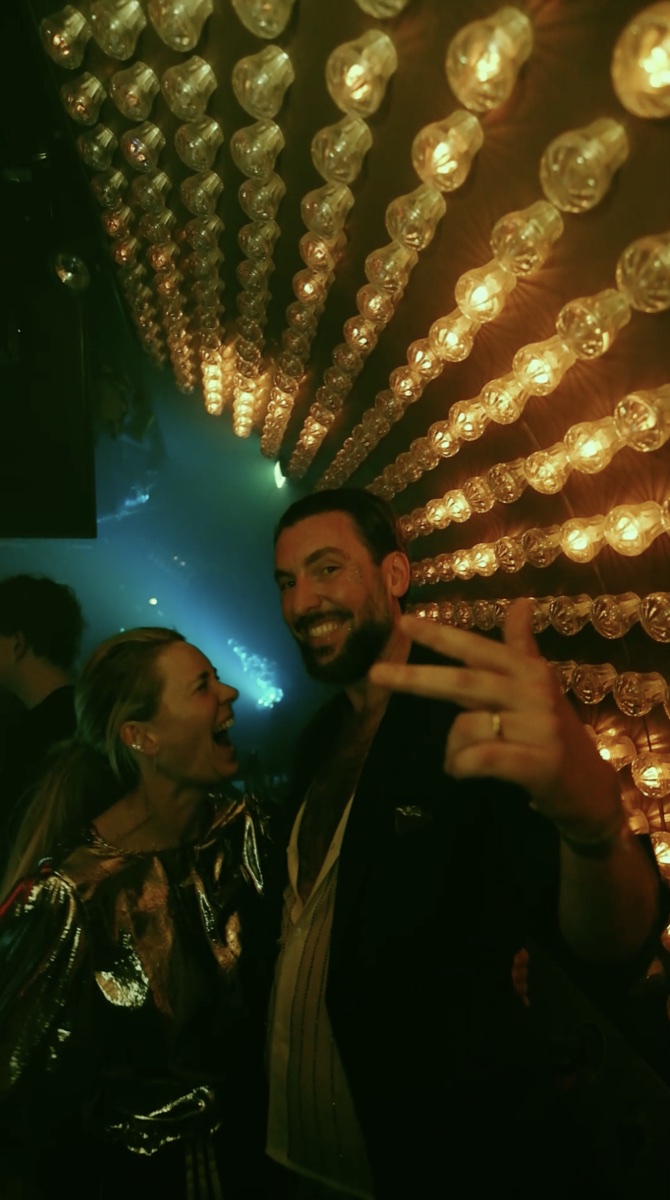 Twee vrienden lachen samen op de dansvloer